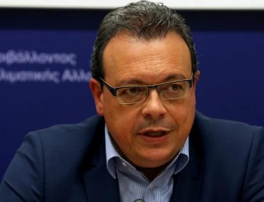 Τους κυνηγούν από παντού οι πολίτες: Εδιωξαν και τον αναπληρωτή υπουργό Περιβάλλοντος Σ. Φάμελλο από την Μεγαλόπολη!